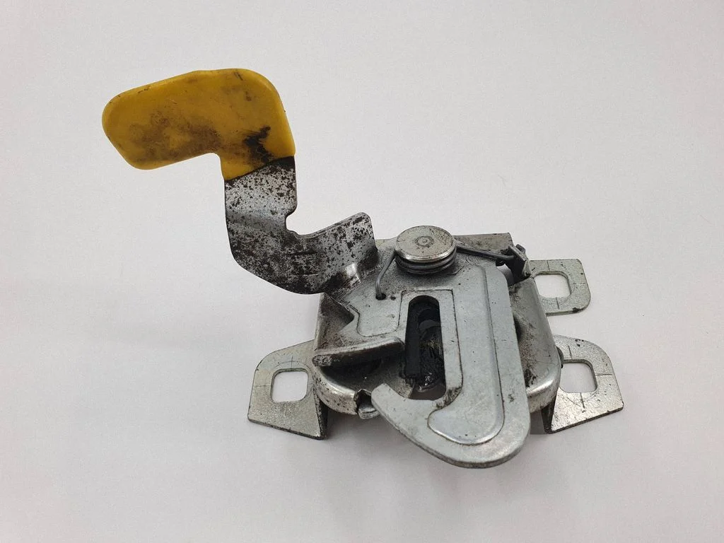 Engine bonnet/hood lock/catch