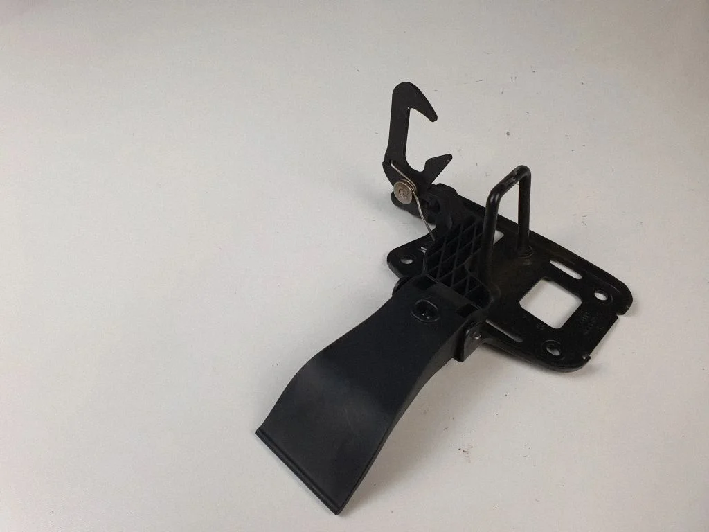 Engine bonnet/hood lock/latch loop/hook 8R0823480A