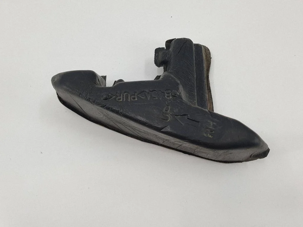 Fender foam support/seal – right