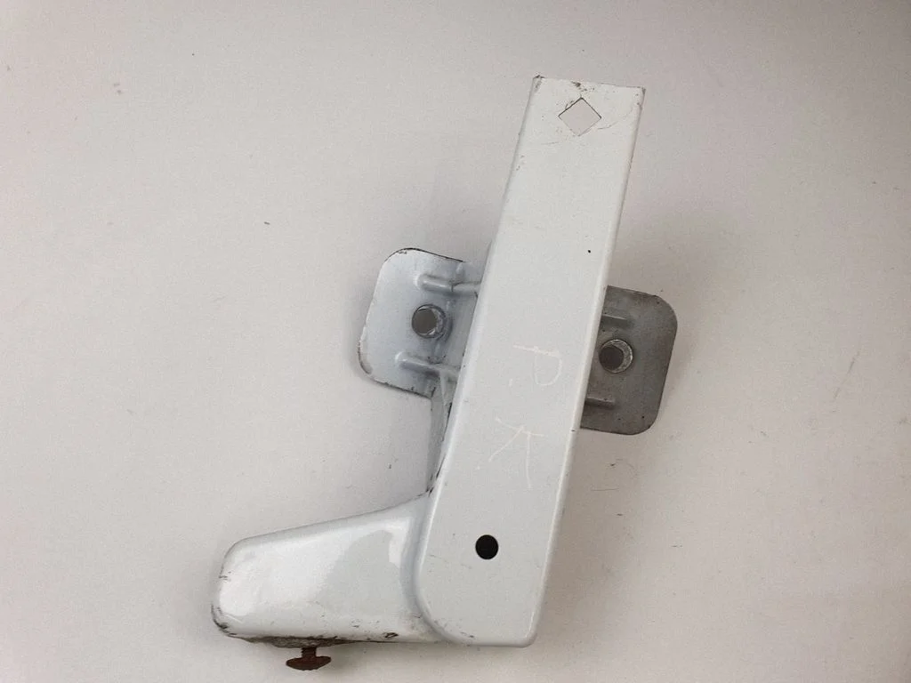 Fender mounting bracket 8200523290
