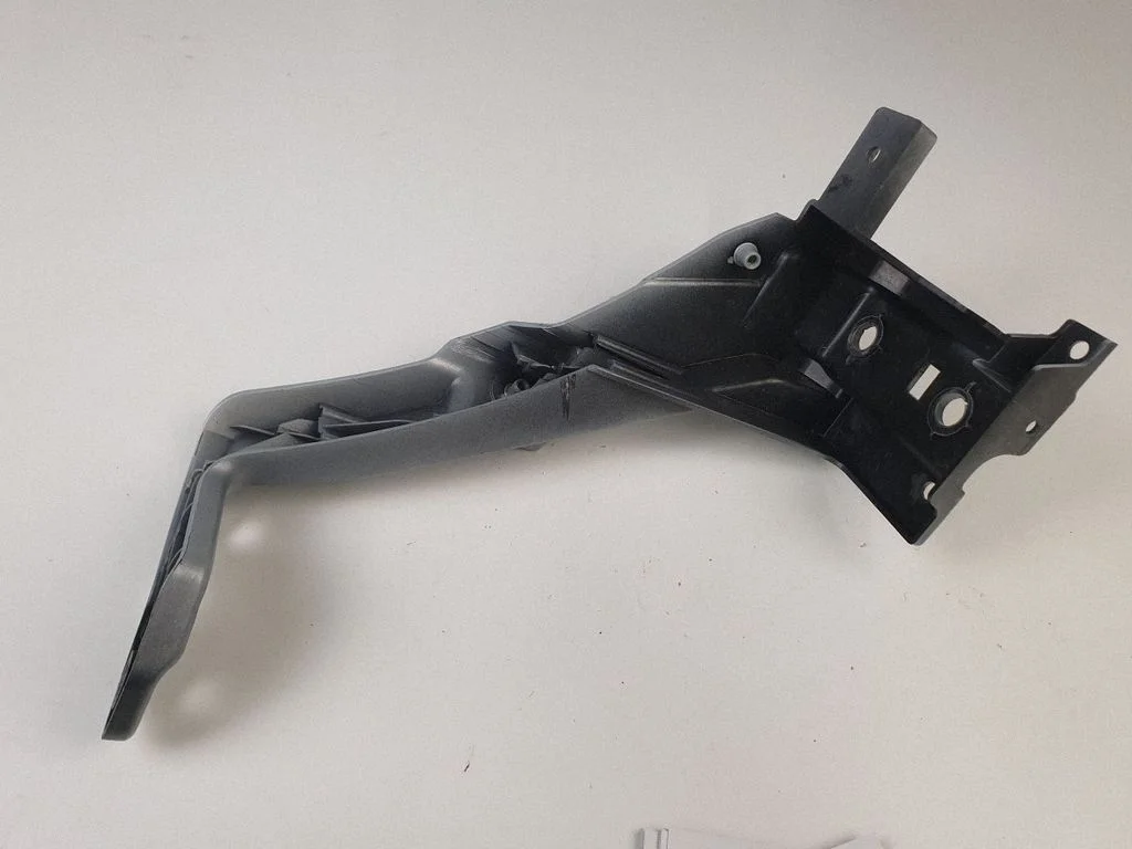 Fender mounting bracket 31688244