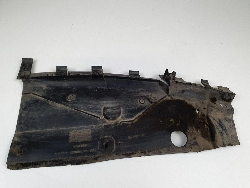 Front bumper skid plate/under tray – front right