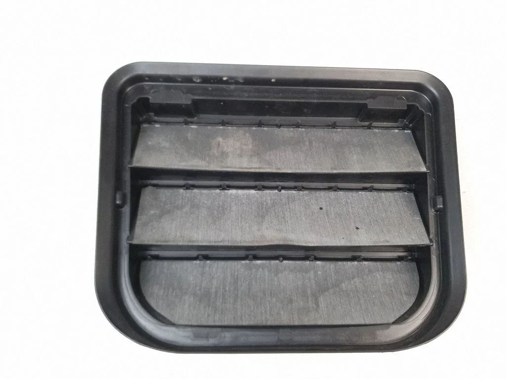 Quarter panel pressure vent 31369380