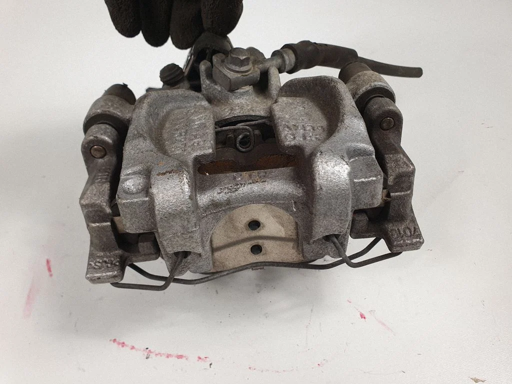 Rear brake caliper – rear right