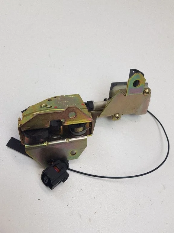 Tagaklaasi lukk 7L0827506D – Volkswagen Touareg I (2002-2010)