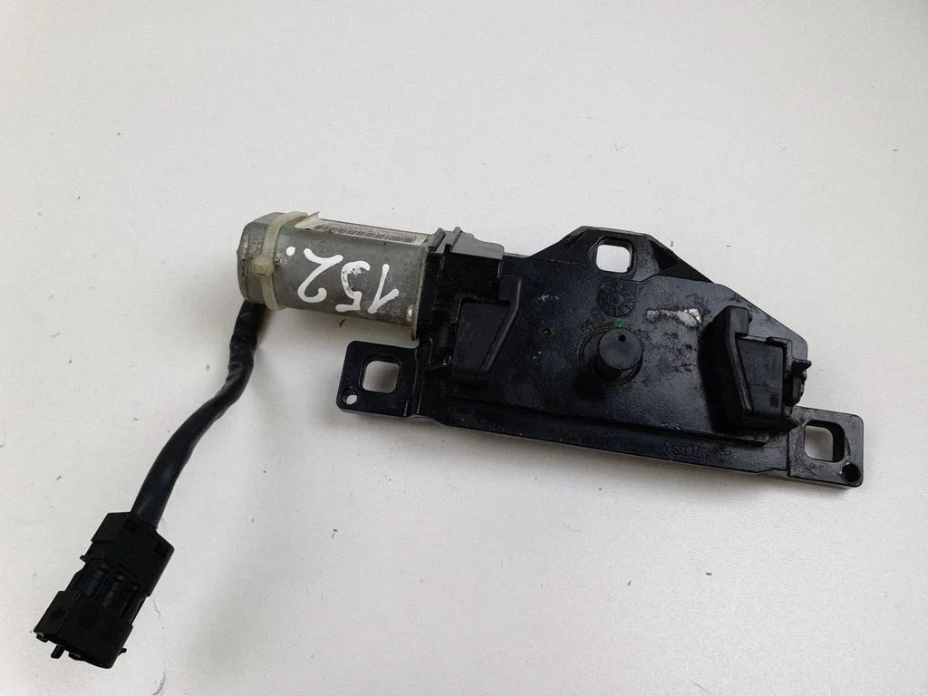 Domykacz klapy bagażnika – BMW Seria 5 E60 E61 (2004-2010)