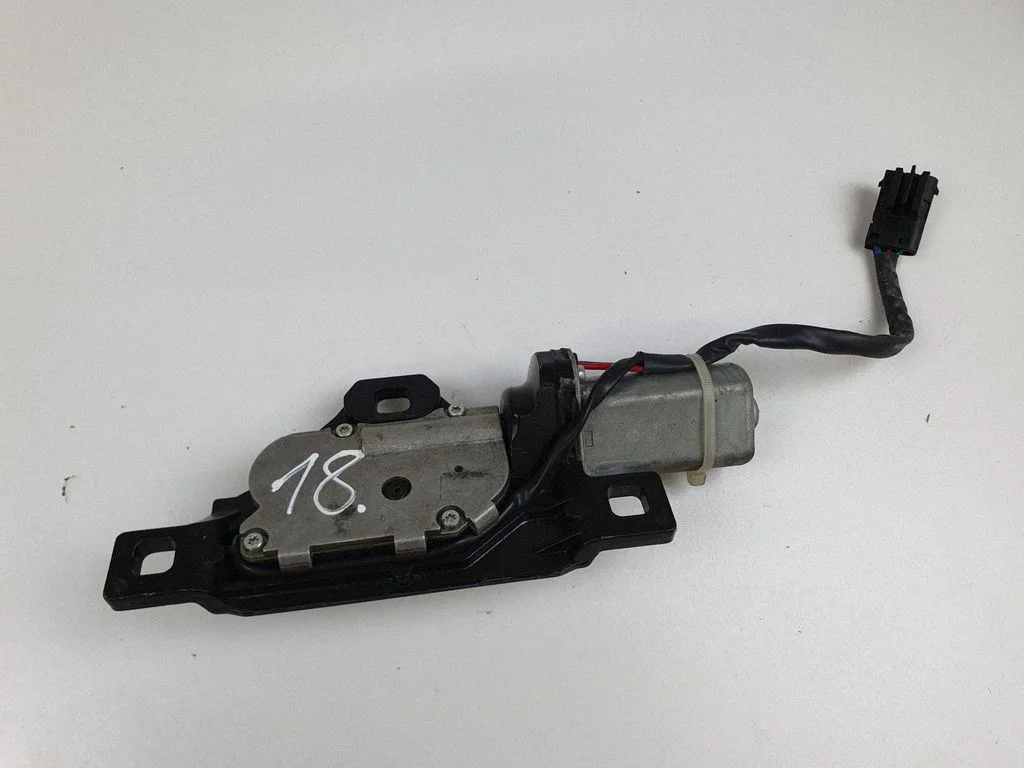 Domykacz klapy bagażnika – BMW Seria 5 E60 E61 (2004-2010)