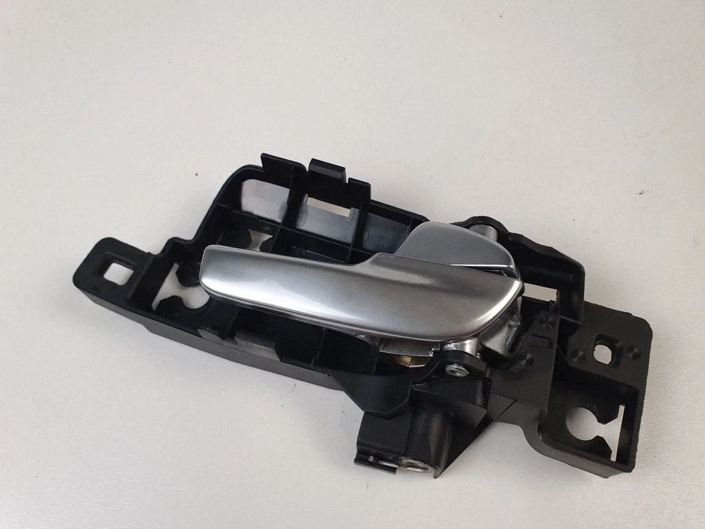 Front door interior handle – front right