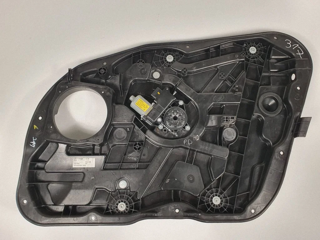 Front door window regulator with motor 824603Z010
