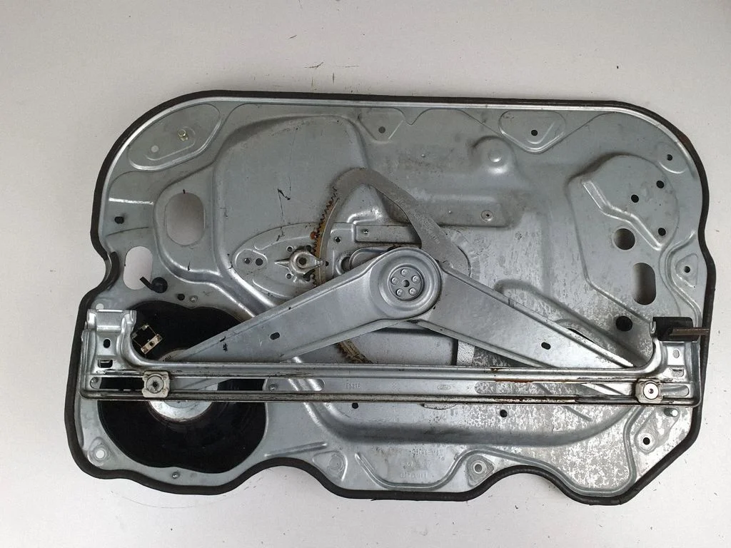 Esiukse aknatõstuk ilma mootorita – Ford Focus C-MAX (2003-2010)