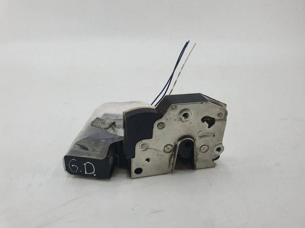 Rear door lock 8138928
