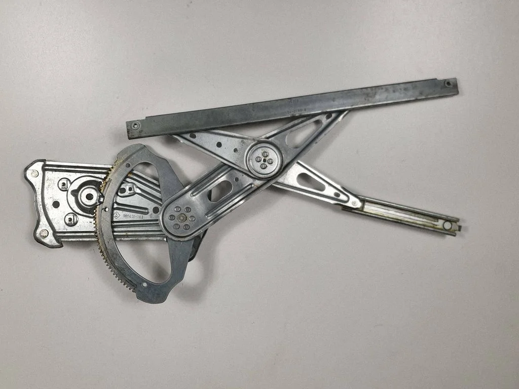Aizmugurējā el. loga pacēlāja mehānisms bez motoriņa 827216769R