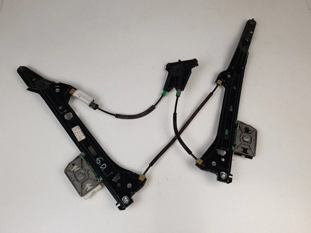 Rear window lifting mechanism without motor 8T8839462