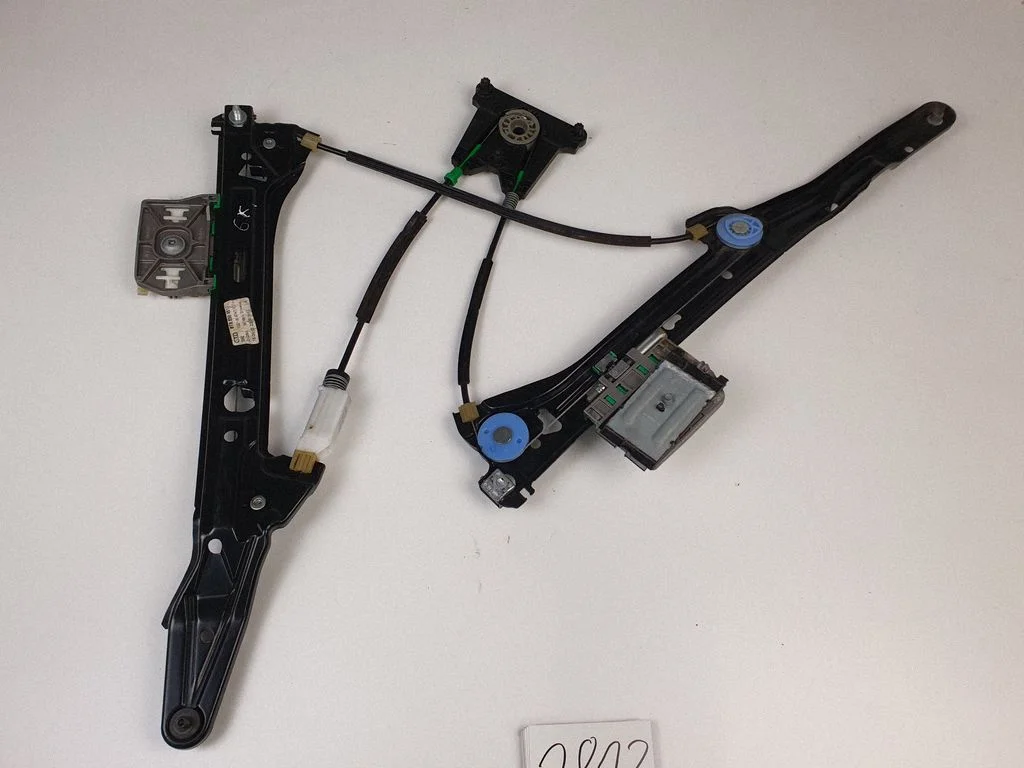 Rear window lifting mechanism without motor 8T8839461