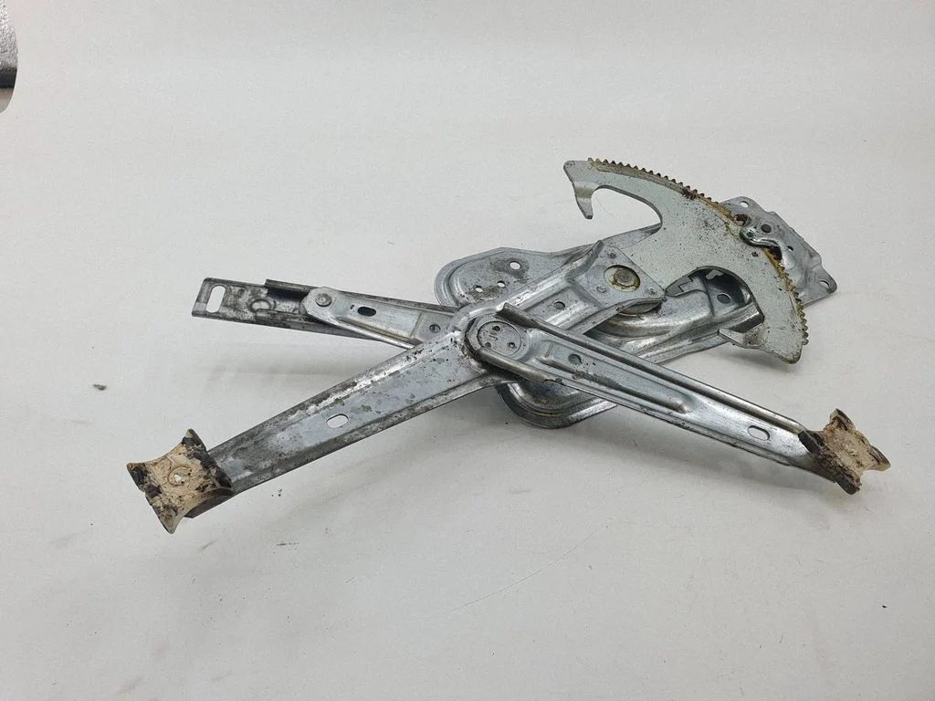 Rear door manual window regulator – BMW 5 Series E34 (1988-1996)