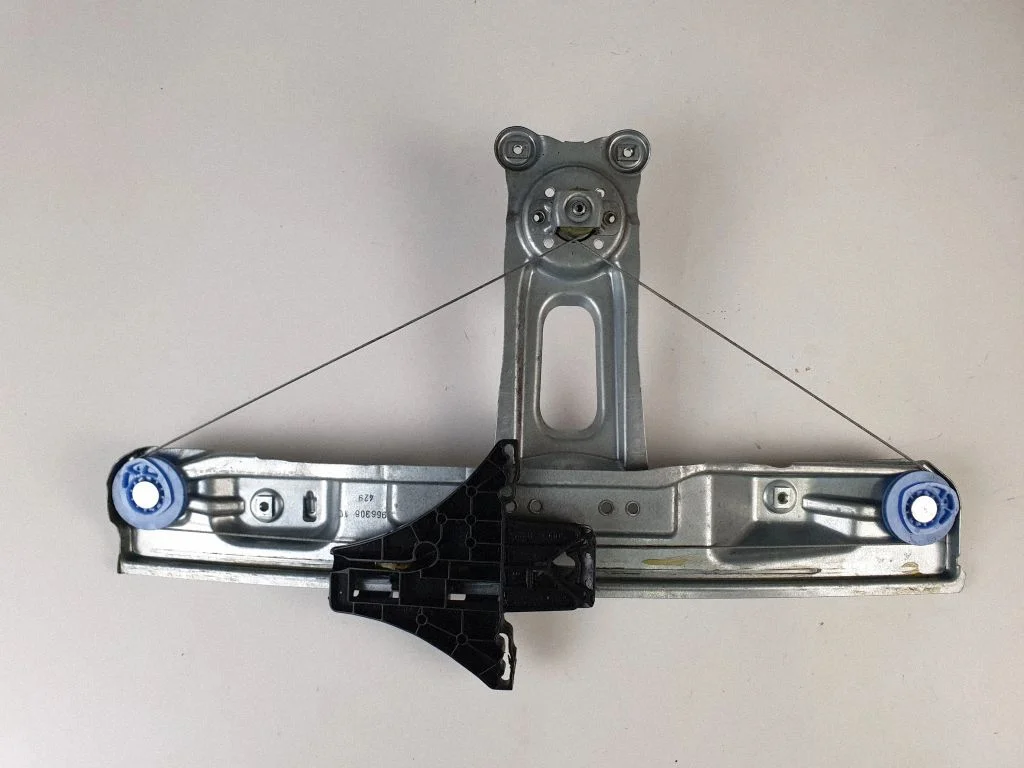 Rear door manual window regulator 13227840