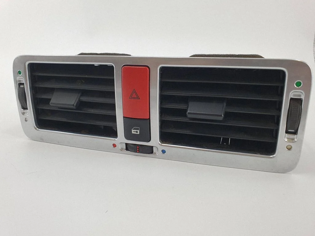 Dash center air vent grill – Land Rover Range Rover L322 (2002-2012)