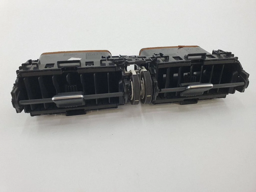 Dash center air vent grill 5567002400