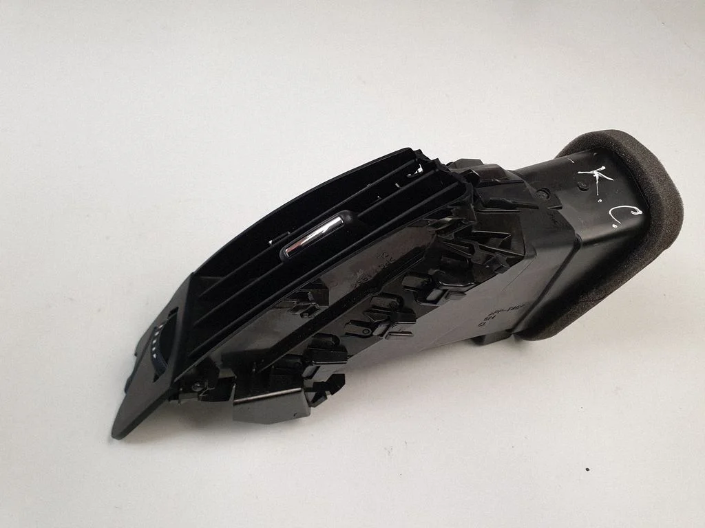 Armatuurlaua keskmine õhutusrest – Opel Astra J (2010-2015)