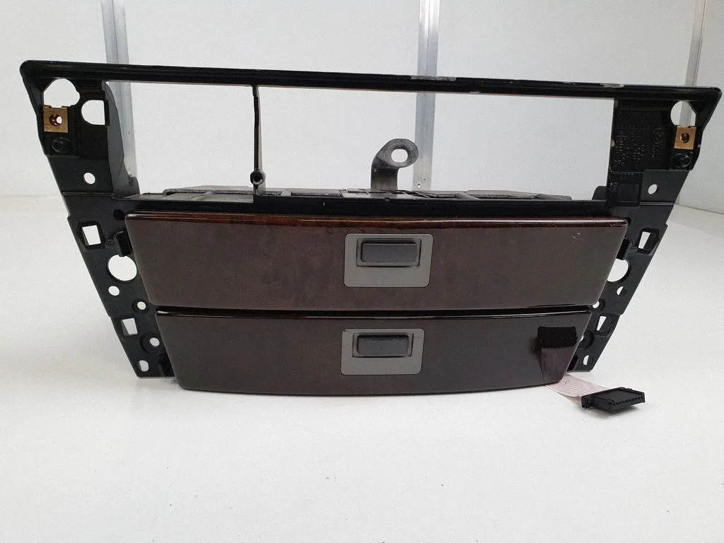 Armatuurlaua panipaik – BMW 7-seeria E65 E66 (2001-2008)
