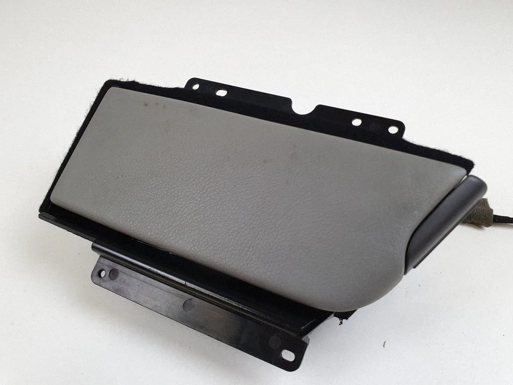 Rear door ashtray – Volkswagen Phaeton (2002-2016)