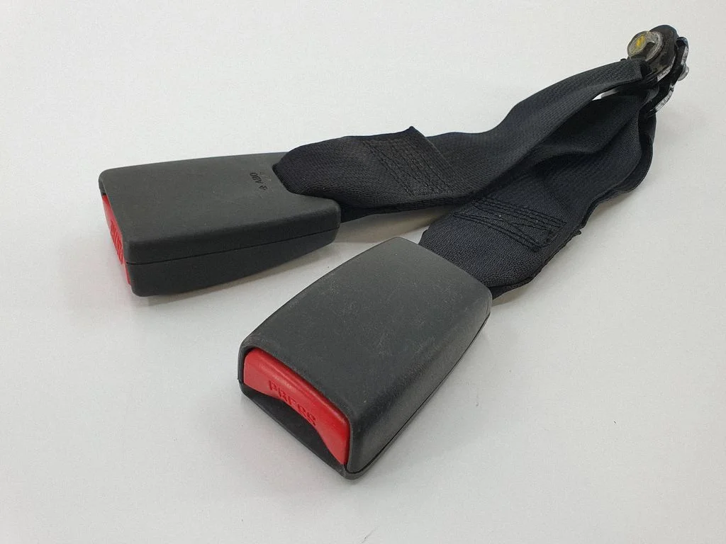 Middle seatbelt buckle (rear)