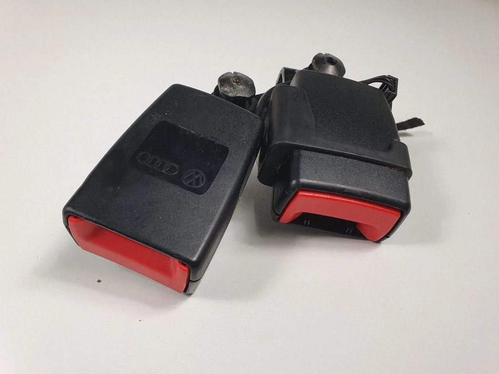 Middle seatbelt buckle (rear) 4G0857739A