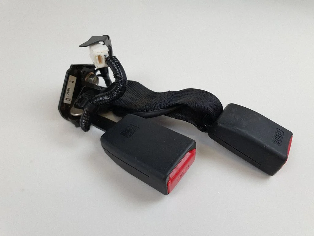 Middle seatbelt buckle (rear) – Mazda 6 (2008-2013)