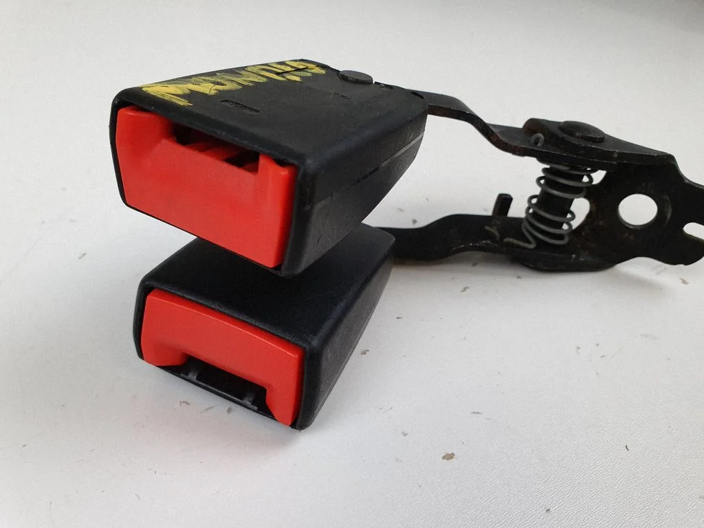 Middle seatbelt buckle (rear) 1S71F613K21 – Ford Mondeo Mk III (2000-2007)