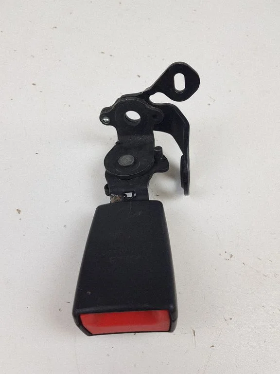 Middle seatbelt buckle (rear) 8V0857740A