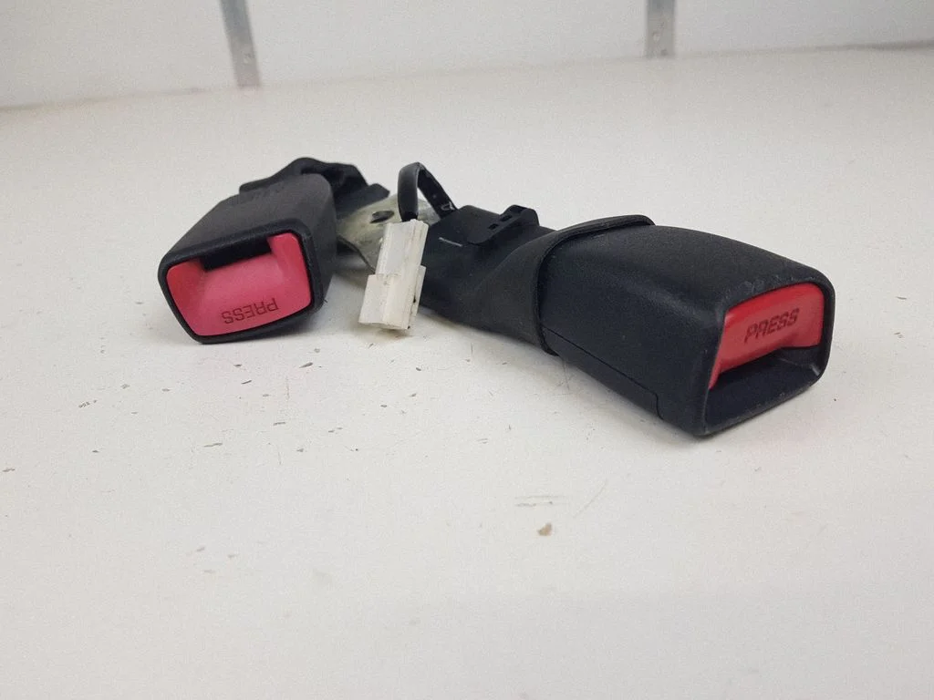 Middle seatbelt buckle (rear) E519005 – Lexus GS 300 350 430 450H (2005-2012)