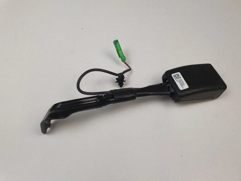 Front seatbelt buckle 32205033