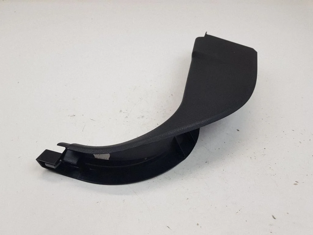 (B) pillar trim (top) 7148519