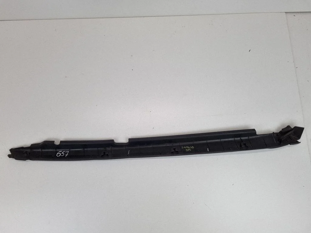 Side skirt front trim – Lexus IS 220D-250-350 (2006-2013)