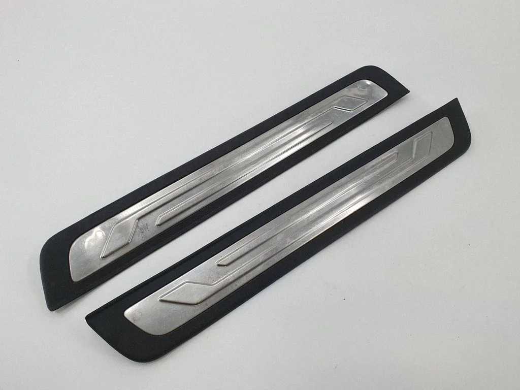 Front sill trim cover 858812P100