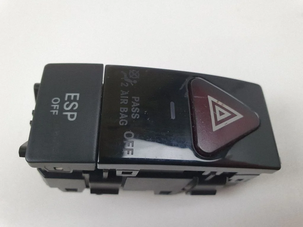 Avārijas gaismu slēdzis A2048706858