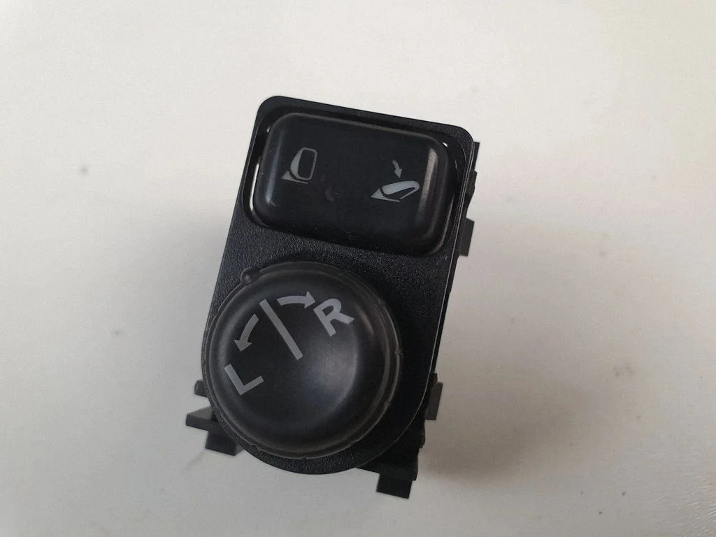 Wing mirror switch