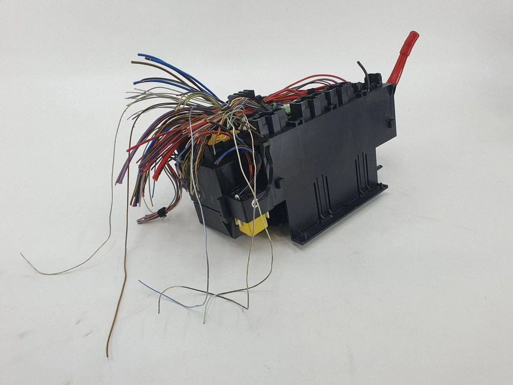 Relay mounting block – BMW 5 Series E34 (1988-1996)