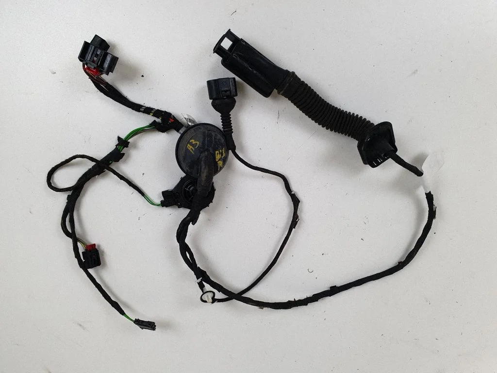 Aizmugurējo durvju vadu instalācija 8V0035399D