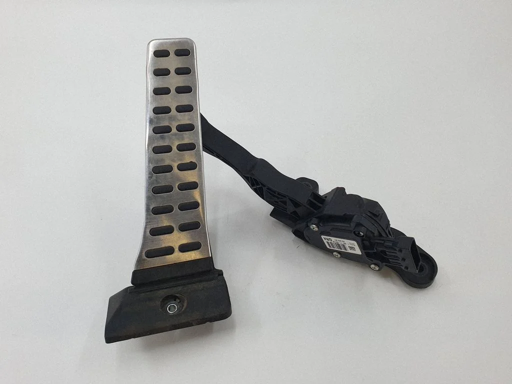 Accelerator throttle pedal