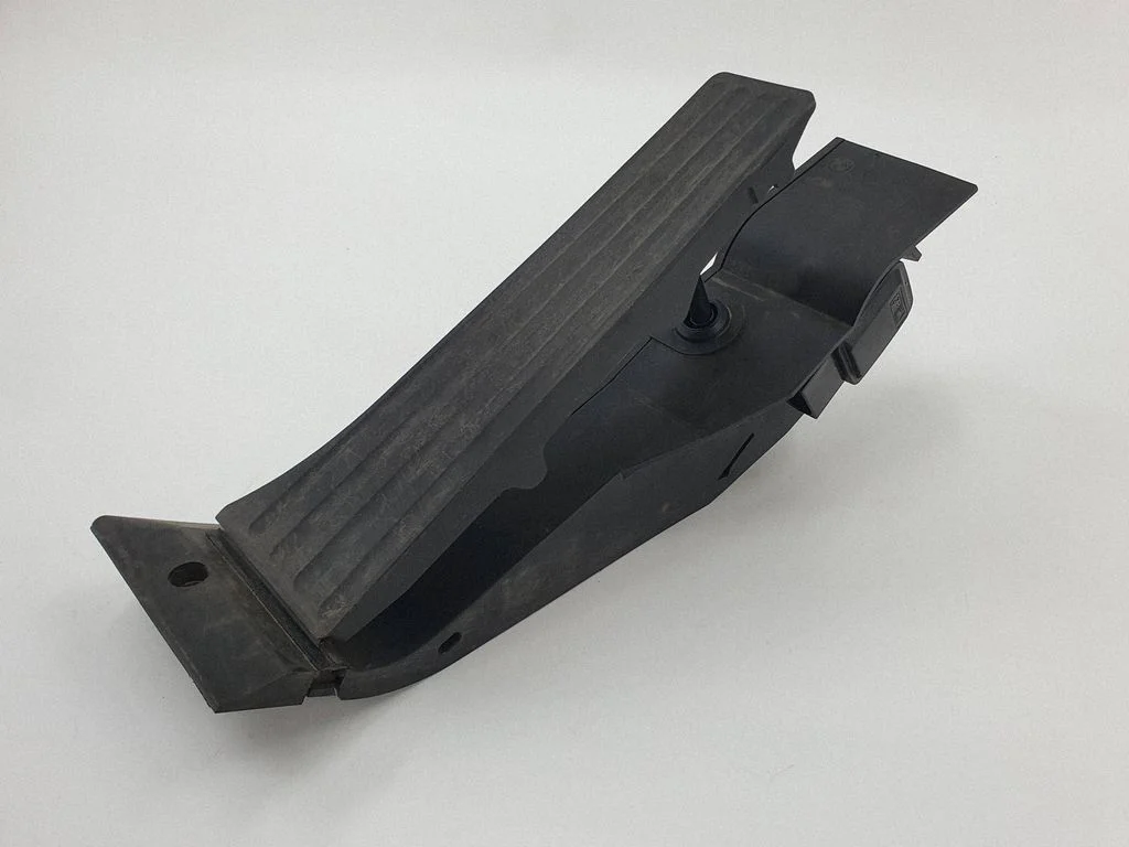 Accelerator throttle pedal 6766930