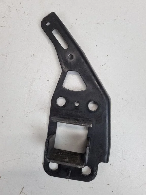Radiaatori tugipaneeli klamber – Audi A6 Allroad C6 (2006-2011)