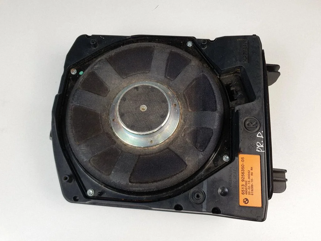 Subwoofer – prawy przód