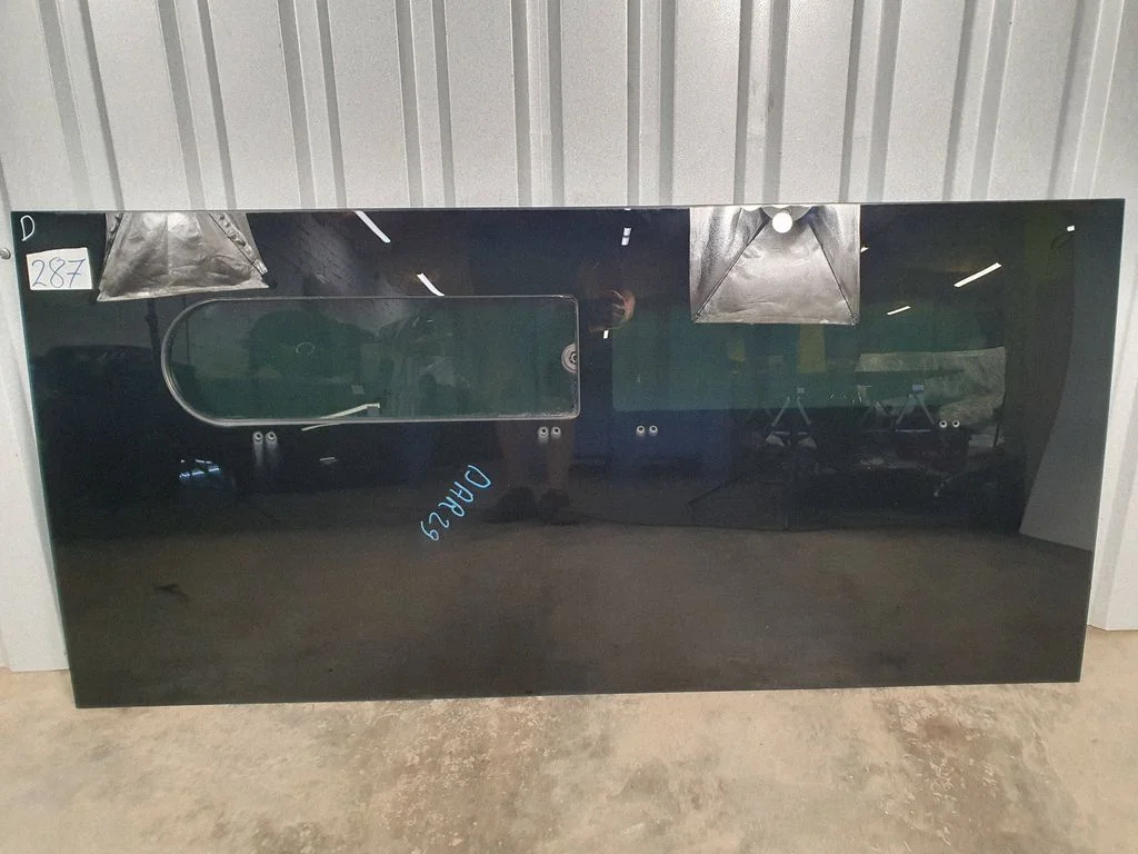 Rear side window – right