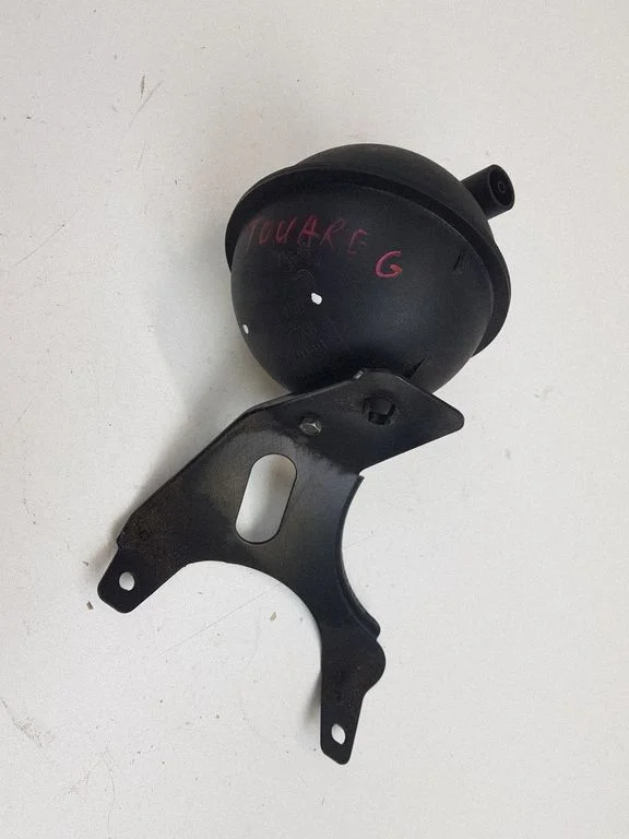 Vacuum air tank – Volkswagen Touareg I (2002-2010)