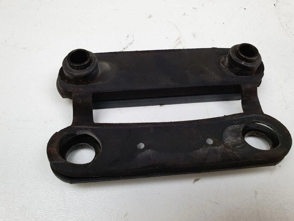 Muffler mount bracket/holder A2044920218 – Mercedes-Benz C-Class AMG W204 (2007-2014)