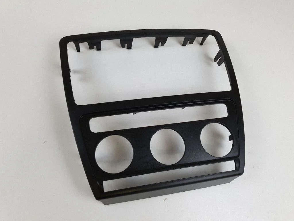 Radio/GPS head unit trim – Skoda Octavia Mk2 (1Z) (2004-2013)