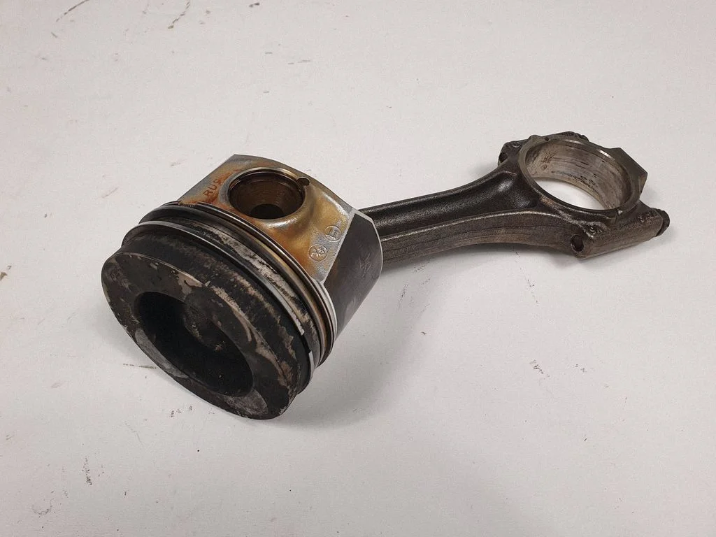 Piston with connecting rod