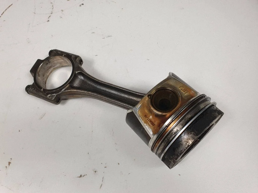Piston with connecting rod