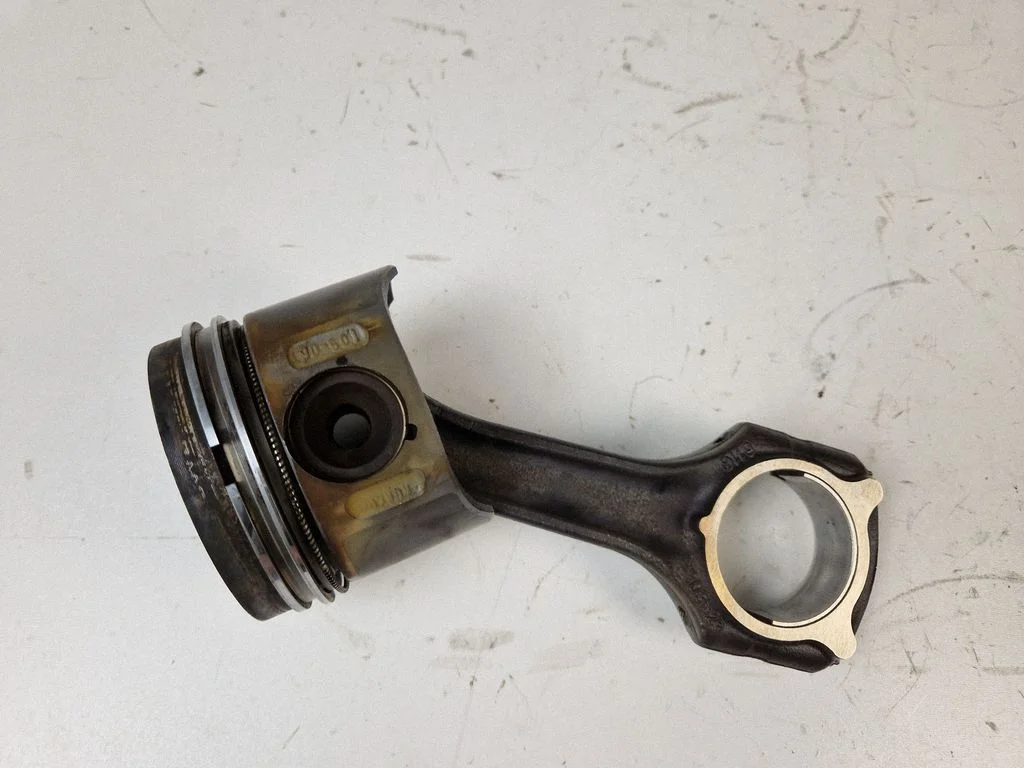 Piston with connecting rod